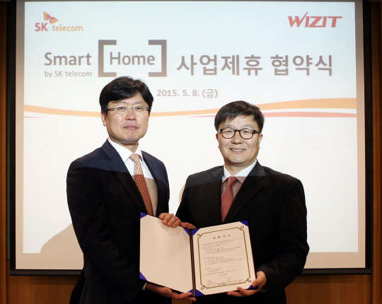 조영훈 SK텔레콤 스마트홈TF장(왼쪽)이 한경택 위지트 대표와 스마트홈 연동 계량기 공동 개발과 서비스 협력을 위한 양해각서를 체결하고 기념 촬영을 하고 있다. SK텔레콤 제공